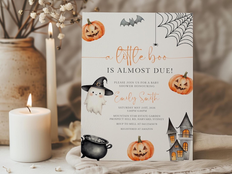 Op de afbeelding: Halloween-thema babyshower uitnodiging met aquarel illustraties. De uitnodiging toont pompoenen, een spook met een heksenhoed, een vleermuis, een spinnenweb en een spookhuis. De tekst luidt "a little boo is almost due!" en bevat evenementdetails.