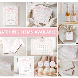 K&ouml;nnte beinhalten: Eine Sammlung rosa Babyparty-Dekorationen, darunter Einladungen, ein Willkommensschild, Cupcake-Topper und Gastgeschenkanh&auml;nger. Die Artikel zeigen ein rosa Schleifen- und Banddesign mit dem Text "Willkommen zu Emilys Babyparty".
