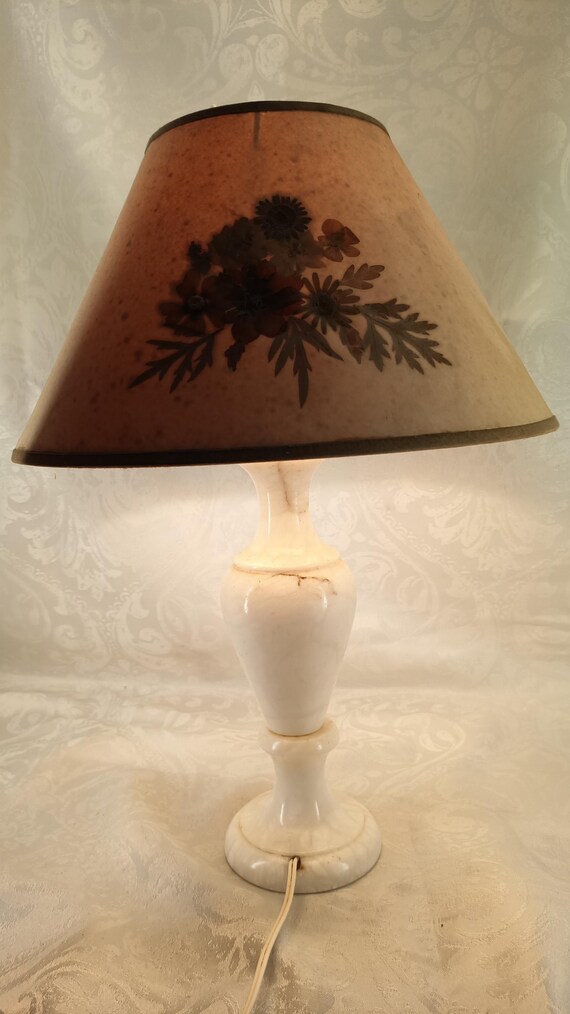 Lampe de table vintage pied en marbre blanc , abat jour décor de fleurs séchées