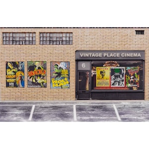 Puede incluir: Una fachada de cine vintage en miniatura con paredes de ladrillo y carteles de películas. Los carteles anuncian películas de terror clásicas como "Drácula" y "Psycho". El edificio tiene molduras de color gris oscuro y el texto "VINTAGE PLACE CINEMA".