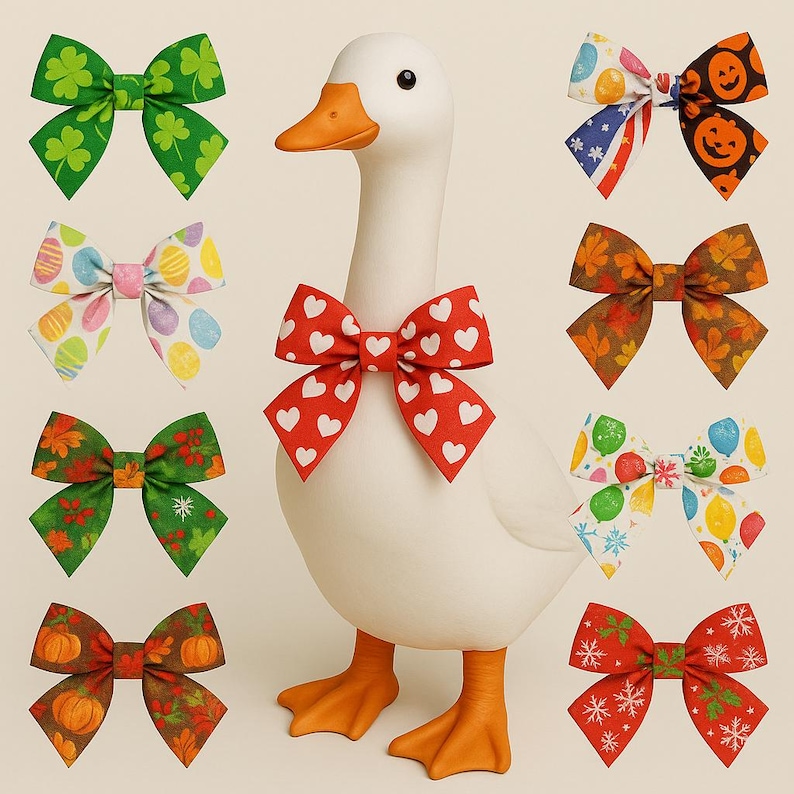 Pu&ograve; includere: Una statuina di un'oca bianca con un papillon rosso con cuori bianchi. Intorno all'oca ci sono vari fiocchi decorativi con motivi tra cui trifogli, uova di Pasqua, foglie autunnali, zucche e fiocchi di neve. I fiocchi sono in vari colori.