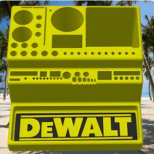 Puede incluir: Un organizador de herramientas de plástico amarillo con múltiples compartimentos y un logotipo de DEWALT. El organizador tiene dos niveles con compartimentos de diferentes tamaños para guardar herramientas.