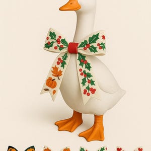 Pu&ograve; includere: Una statuina di oca bianca con becco e zampe arancioni, ornata da un fiocco color crema con agrifoglio verde e bacche rosse. Sotto, sono esposti fiocchi aggiuntivi con disegni di zucca, foglie e cuori.