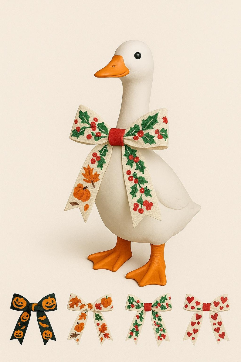 Pu&ograve; includere: Una statuina di oca bianca con becco e zampe arancioni, ornata da un fiocco color crema con agrifoglio verde e bacche rosse. Sotto, sono esposti fiocchi aggiuntivi con disegni di zucca, foglie e cuori.