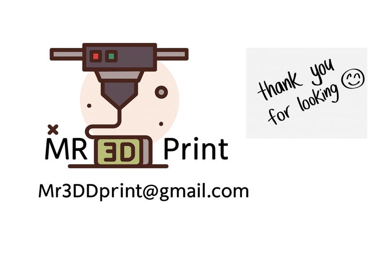 Pu&ograve; includere: Logo per MR 3D Print con grafica di stampante 3D in marrone, grigio e verde, con il testo "MR 3D Print" e un indirizzo email. Un biglietto scritto a mano dice "grazie per la visione" con una faccina sorridente.