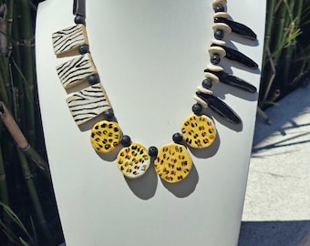Collana vistosa in ceramica con stampa animalier, collezione Safari