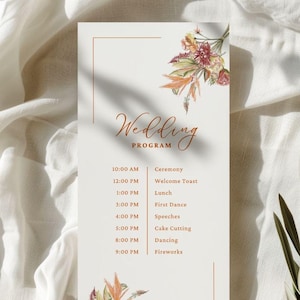 Op de afbeelding: Een trouwprogramma met een bloemmotief in tinten oranje, rood en groen. Het programma bevat de tekst "Wedding Program" en een schema van evenementen. De namen "Elia & Daniel" en de datum "06.25.26" zijn ook opgenomen.