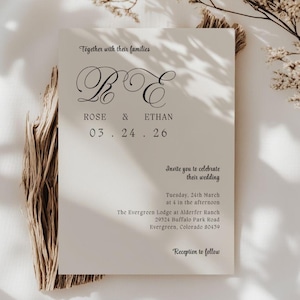 Op de afbeelding: Een trouwuitnodiging met elegante kalligrafie. De uitnodiging bevat de namen "Rose & Ethan" en de datum "03.24.26". De tekst "Invite you to celebrate their wedding" is ook aanwezig. De uitnodiging staat op een neutrale achtergrond met bloemaccenten.