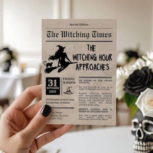 Op de afbeelding: Een Halloween-uitnodigingskaart met een vintage krantontwerp. De kaart bevat de tekst "The Witching Times" en "The Witching Hour Approaches". Een heks op een bezem wordt afgebeeld. De datum is 31 oktober 2025.