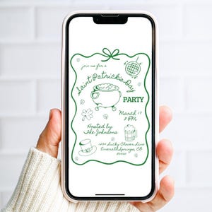 Może przedstawiać: Smartfon wyświetla zielone zaproszenie na imprezę z okazji Dnia Świętego Patryka. Zaproszenie zawiera garnek złota, koniczyny, kulę dyskotekową i kufel piwa. Tekst brzmi "Saint Patrick's Day Party" z datą, godziną i adresem.