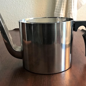 Arne Jacobsen Cylinda Line Stelton Danish design midcentury stainless-steel teapot
