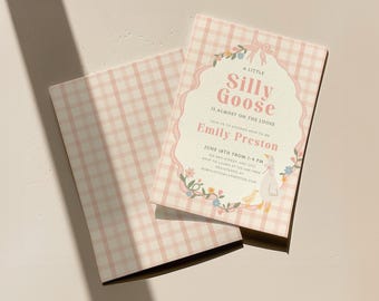 Pode incluir: Dois convites para chá de bebé com um padrão xadrez rosa. Um convite apresenta o texto "A Little Silly Goose is Almost on the Loose" e detalhes do evento. O design inclui ilustrações florais e de gansos.