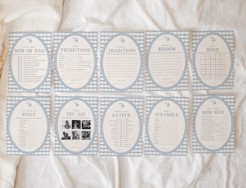 Op de afbeelding: Een set van tien familiespelkaarten met een lichtblauwe gingham-patroonrand. Elke kaart heeft een andere speltitel, zoals "Mama of Papa", "Voorspellingen" en "Bingo". De kaarten zijn gerangschikt op een wit oppervlak.