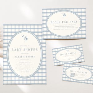 Op de afbeelding: Babyshower uitnodigingsset met een blauw-wit ruitpatroon. De set bevat een uitnodiging, een "Boeken voor Baby" kaart, een "Luier verloting" kaart en een "Cadeaus voor Baby" kaart. Elke kaart heeft een ovale lijst met bloemmotieven.
