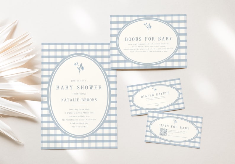 Op de afbeelding: Babyshower uitnodigingsset met een blauw-wit ruitpatroon. De set bevat een uitnodiging, een "Boeken voor Baby" kaart, een "Luier verloting" kaart en een "Cadeaus voor Baby" kaart. Elke kaart heeft een ovale lijst met bloemmotieven.