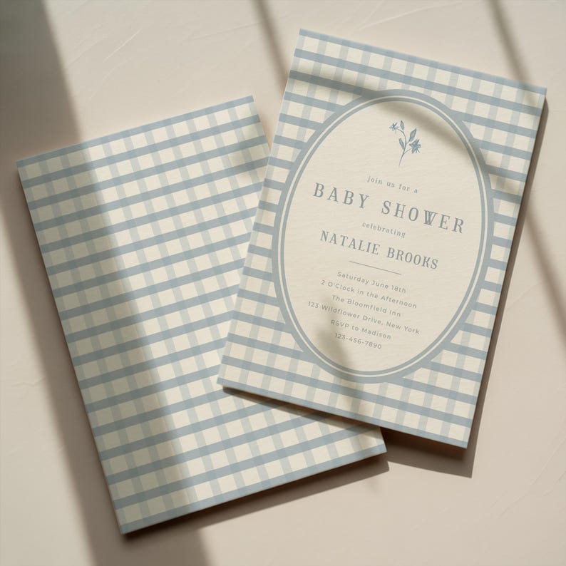 Op de afbeelding: Twee babyborrel uitnodigingen met een lichtblauw en wit ruitjespatroon. De uitnodiging rechts heeft een ovaal ontwerp met de woorden "BABY SHOWER" en details voor de babyborrel van Natalie Brooks.
