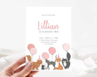 Op de afbeelding: Een verjaardagsuitnodiging met de naam "Lillian" in roze script en de zin "IS TURNING TWO". De uitnodiging bevat illustraties van katten met feesthoeden en ballonnen. De tekst bevat datum, tijd en RSVP-informatie.