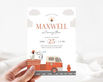 Puede incluir: Una invitación de cumpleaños con una ilustración de un camión de bomberos y un dálmata. La invitación dice "MAXWELL cumple tres" con la fecha 25 de abril y la hora de 2 a 4 PM. Incluye dirección e información de confirmación.