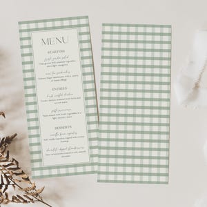 Op de afbeelding: Tweedeel menu set met een lichtgroen en wit ruitpatroon. Het menu heeft een rechthoekig kader met het woord "MENU" bovenaan, en een lijst met voorgerechten, hoofdgerechten en desserts. Een rol wit lint is ook aanwezig.