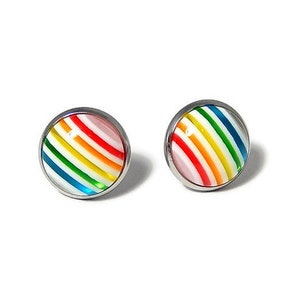 ストライプレインボースタッドピアス 14 mm、カラフルなスタッド