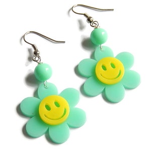 Pastel Green Daisy Earrings, Happy Face, Y2K Hippie Rave, Smiley Face