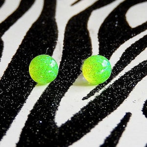Pendientes de stud verde lima, resina de neón pequeños pendientes redondos, joyería brillante