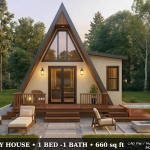 Peut inclure: Une petite maison au design en A, dotée d'une terrasse en bois, d'un jacuzzi et de sièges extérieurs. La structure comprend une porte vitrée, de grandes fenêtres triangulaires et un éclairage extérieur. Le texte indique : TINY HOUSE 1 BED 1 BATH 660 sq ft.