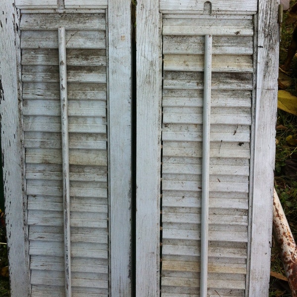 PR.DISTRESSED  WHITE Wooden  hINGED Louvered Shutter Wedding Decor Farmhouse Seaside Cottage display