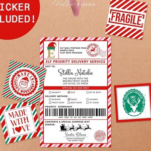 Puede incluir: Una caja de cartón marrón con pegatinas y etiquetas navideñas. Las pegatinas incluyen frases como "Made with Love" y "Santa's Workshop". La caja tiene una etiqueta de "Fragile" y una etiqueta de "Elf Priority Delivery Service".