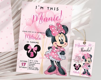 Puede incluir: Invitaciones y etiquetas de agradecimiento para una fiesta de cumpleaños con temática de Minnie Mouse. La invitación presenta a Minnie Mouse, globos y el texto "I'm this Minnie!". La etiqueta de agradecimiento dice "Minnie Thanks!"
