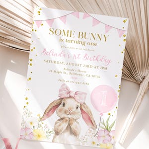 Algum coelho está virando convite de aniversário | Convite para festa de aniversário de coelho rosa dourado floral | Festa de aniversário de menina de coelho de qualquer idade 1º 2º 3º