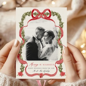 Vrolijke en getrouwde kerstfotokaart | Kerstkaart voor pasgetrouwde | Minimalistische kerstfotokaart met rode strik | Vrolijk en helder stel MMC12