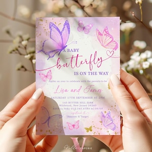 Rosa Lila Glitter Aquarell Schmetterling Baby Shower Party Einladung | Ein Baby Schmetterling auf dem Weg zur Party einladen Rosa Spaabrkle Schmetterling