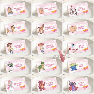Può includere: Un set di quindici segnaposto rettangolari rosa con personaggi di Toy Story e nomi di snack a tema come Mr. Potato Chips, Mrs. Potato Fries, Duke Caboom's Mix Snack, Buster's Pasta, Bullseye's Rice Crispy, Hamm's Burger, Woody's Water, Jessie's Cupcakes, Forky's Pizza, Buzz Lightyear's Meatballs, Rex's Trail Fruit, Alien Fruit, Bo Peep's Candy, Lotso's Teddys e Emperor Zurg's Sandwiches.