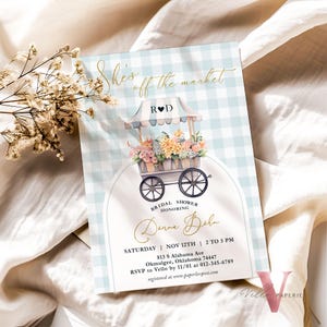 Dusty Blue Off the Market Bridal Shower Party Invitation | She's off the Market Invite | Stoisko z kwiatami, niebieski wózek florystyczny akwarela w kratkę gingham