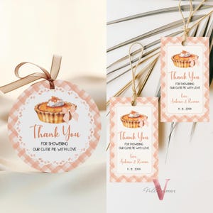 Etiqueta para lembrancinha de chá de bebê Sweet Cutie Pie | Cartão de agradecimento para chá de bebê FALL Autumn Cutie Pie | Etiqueta redonda Orange Gingham Gender Neutral Pie CPB01