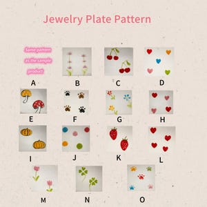 K&ouml;nnte beinhalten: Eine Sammlung quadratischer Schmuckplatten mit verschiedenen Mustern. Designs umfassen Kirschen, Herzen, Pilze, Pfotenabdr&uuml;cke, Blumen, Erdbeeren und K&uuml;rbisse. Der Text "Jewelry Plate Pattern" steht oben, mit "Same pattern as the sample product" dar&uuml;ber.
