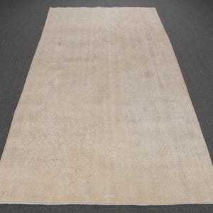 Handwoven Turkish Rug, Minimalist Beige Design, Vintage Area Carpet, Soft Neutral Tones, 5x9ft, Elegant Home Decor