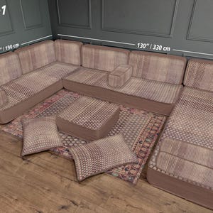 Neutral beige golvsoffa, minimalistiskt mönster hörnlounge sittplatser, L-formad modulär sektionssoffa med fotpall, mysig golvsoffa