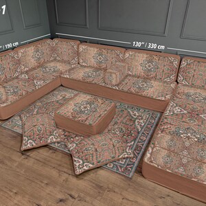 Puede incluir: Sofá seccional en forma de U con otomana y alfombra a juego. El sofá mide 330 cm de ancho y 190 cm de largo, con una profundidad de 70 cm. El conjunto presenta un diseño estampado en tonos marrones, beige y azul. El texto "U SET-1" es visible.