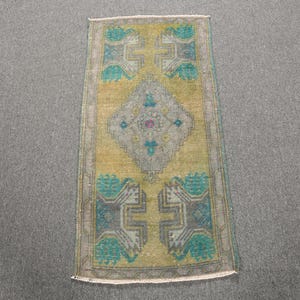Vintage türkischer Teppich, 2 x 3 Fuß Oushak Teppich, 49 x 100 cm Boho Dekor, Handgewebter Anatolischer Teppich, Olivgrüner Teppich