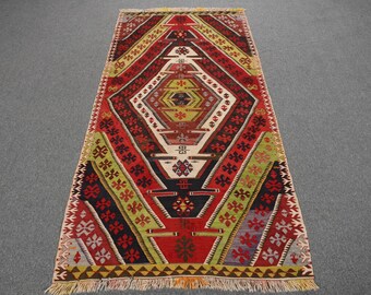 Alfombra Kilim vintage de 3,1 x 6,5 pies, alfombra turca de lana con estampado de plantas y árboles en rojo y verde.