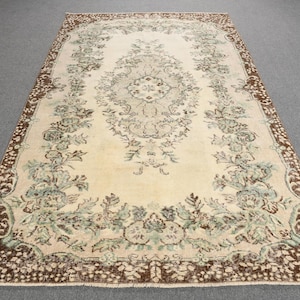 Puede incluir: Un letrero de madera rústica con el texto "Welcome to our home" en letras blancas. El letrero presenta un acabado envejecido y un diseño sencillo y acogedor, perfecto para un porche o entrada.