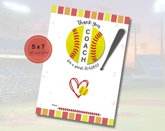 Puede incluir: Un porta tarjetas de regalo de 12,7 x 17,8 cm con un diseño de pelota de softbol. La pelota de softbol es amarilla con costuras rojas y la palabra "COACH" escrita en ella. El texto "¡Gracias por una gran TEMPORADA!" está escrito debajo de la pelota de softbol. Hay un corazón rojo con una pequeña pelota de softbol dentro del corazón. El texto "De:" está en la parte inferior de la tarjeta.