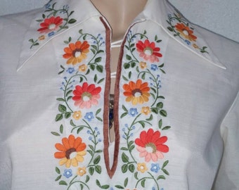 1960s-70s hand embroidered vintage blouse. Excellent ladies medium.