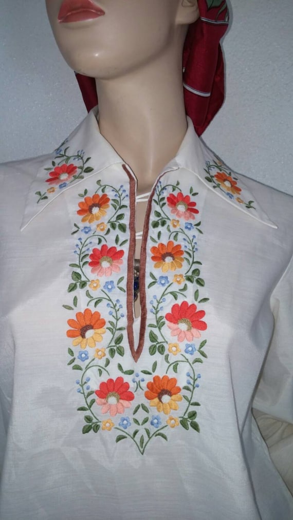 1960s-70s hand embroidered vintage blouse. Excelle