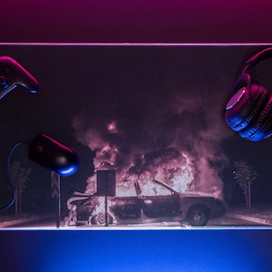 Auto in Brand mitten in der Nacht mitten im Nirgendwo Gaming und Desktop Maus Pad 3 Größen 18"22"31"
