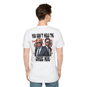Zelensky, je hebt hier de kaarten niet in handen troef jd Vance Zelensky Oval Office-gevecht Rusland Oekraïne virale video Unisex softstyle T-shirt 2025