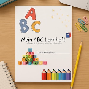 以下が含まれることがあります： カラフルなABCの文字が入った「Mein ABC Lernheft」というタイトルの白いノート。表紙には色鉛筆の鉛筆画と「Inklusive 28 Seiten zum Schreiben & Ausmalen」という文字が描かれています。黄色の鉛筆と消しゴムが木製の表面にあります。