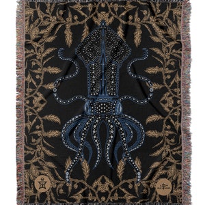 Biolumineszierender Tintenfisch mit Sargassum Decke